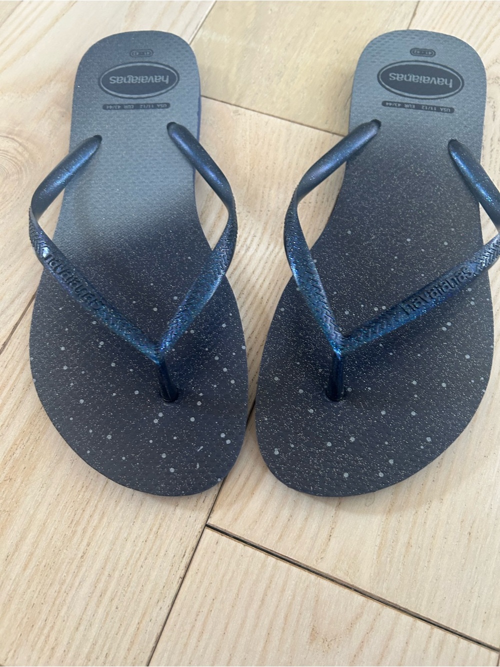 HAVAIANAS blue sparkle flip flops.